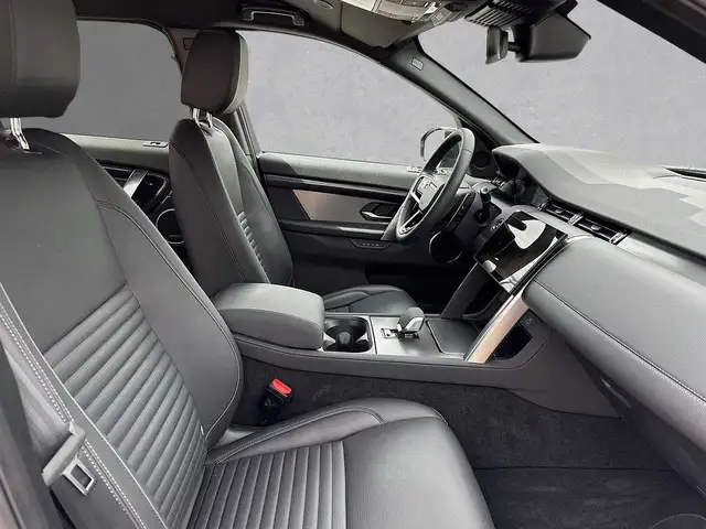Land Rover Discovery Sport view 3