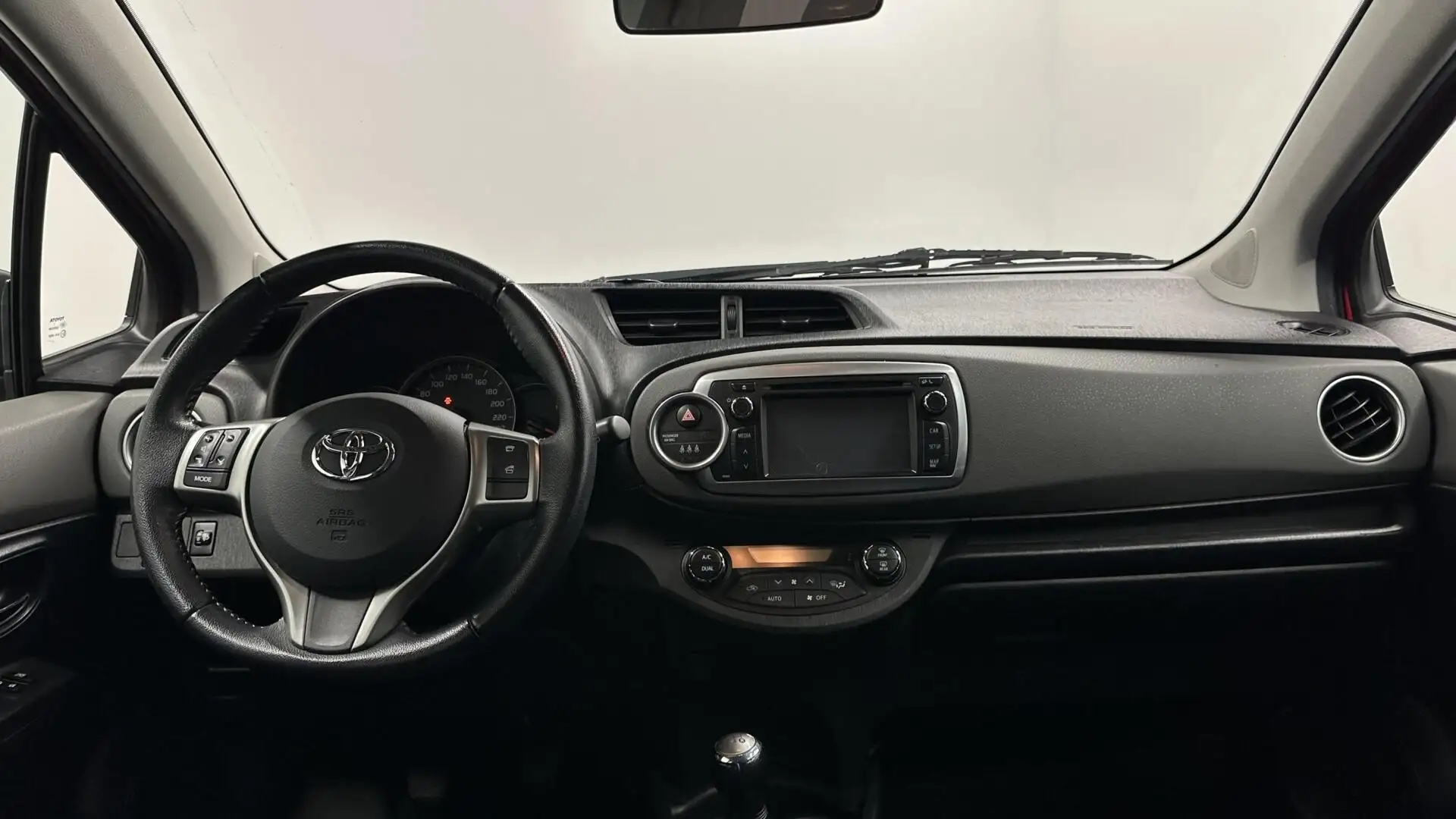 Toyota Yaris 1.0 VVT-i Comfort 5 DEURS AIRCO LM. Rood - 2