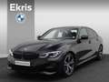 BMW 3 Serie Sedan 320i High Executive M Sportpakket / Zwart - thumbnail 1