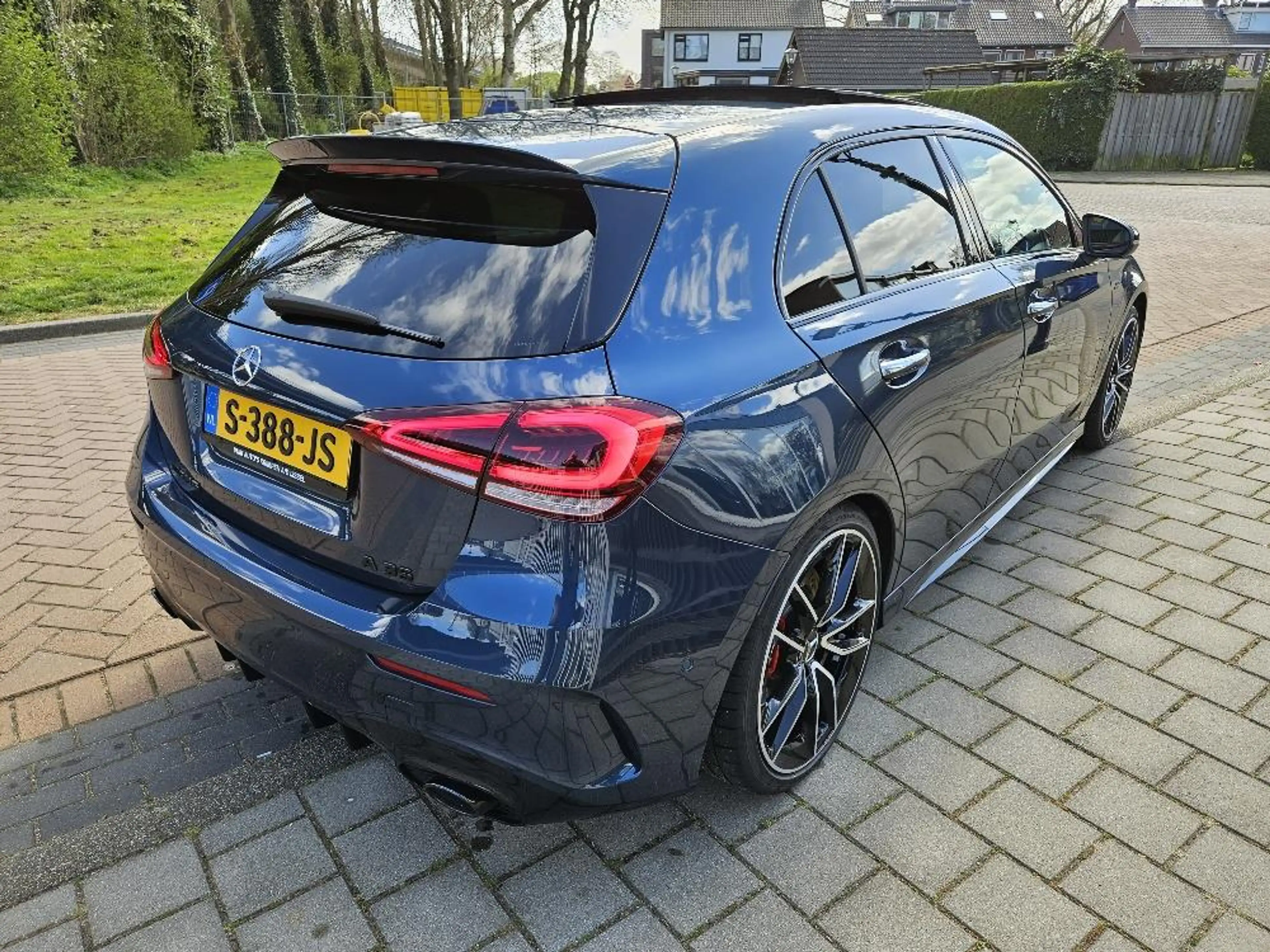 Mercedes-Benz A 35 AMG 4MATIC Premium Plus — photo 3