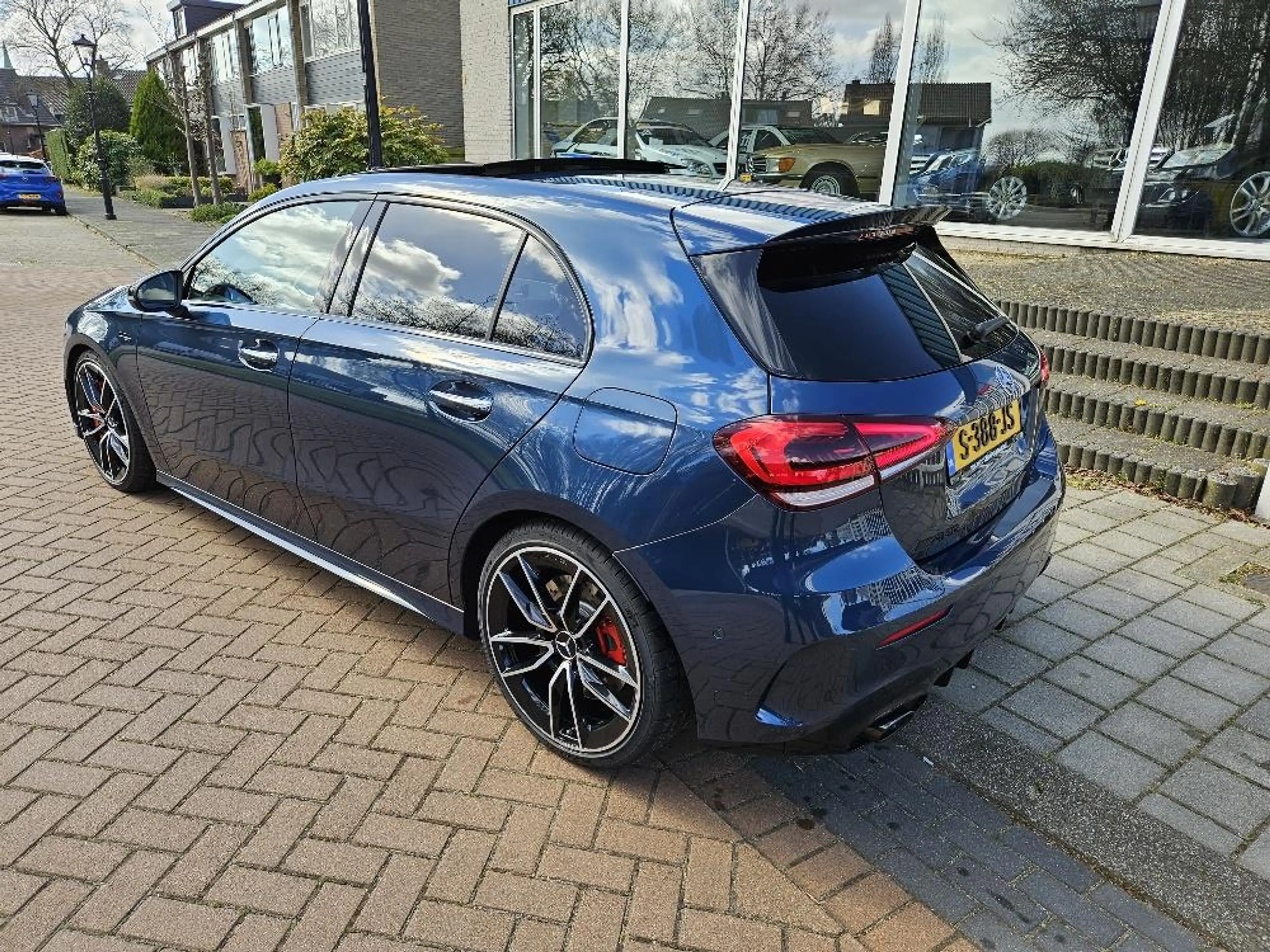 Mercedes-Benz A 35 AMG 4MATIC Premium Plus — photo 4