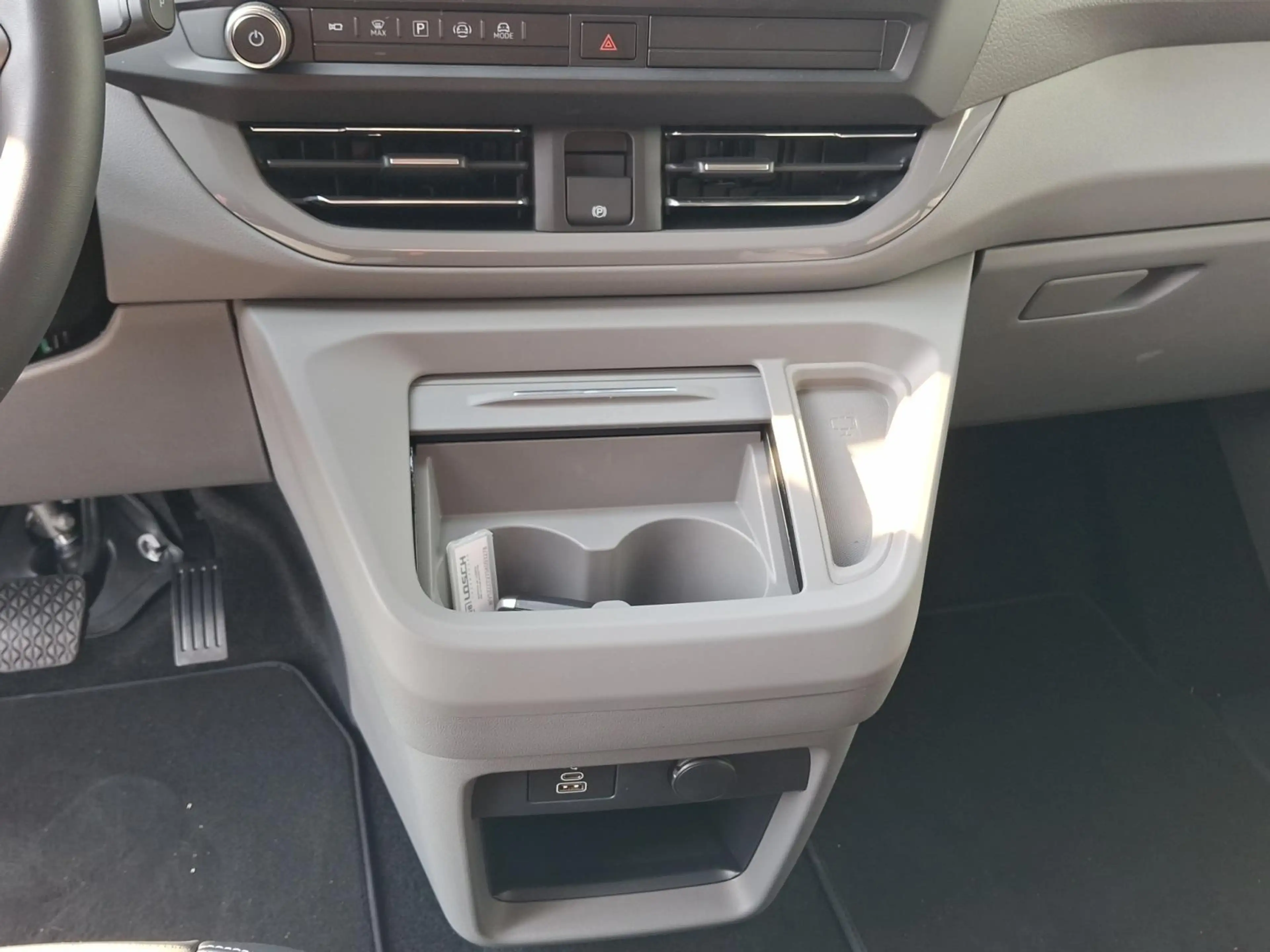Volkswagen T7 Caravelle Style — photo 14