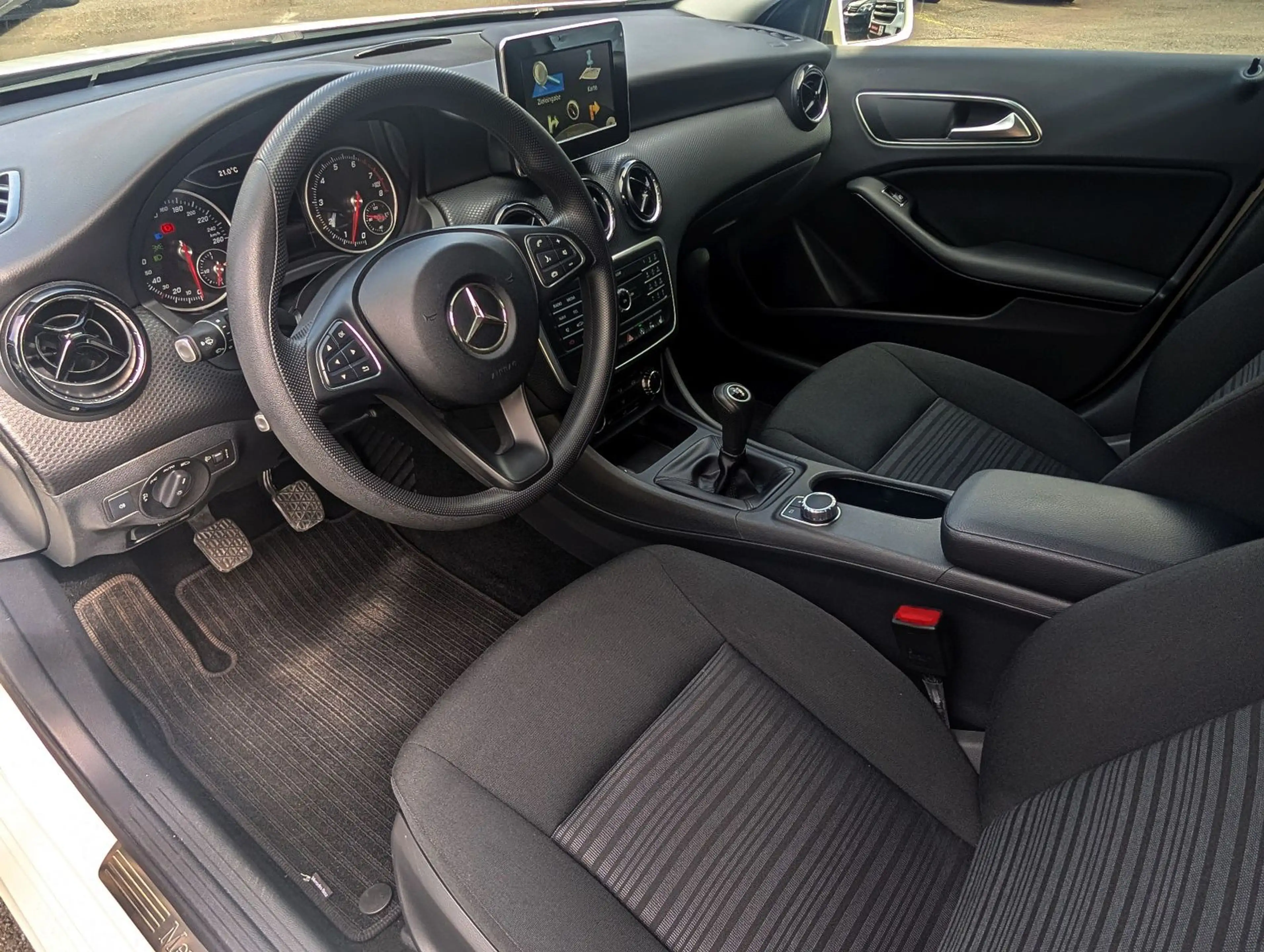 Mercedes-Benz A 160 STYLE 2017 nur63tKM Navi Sitzhei PDC Alu17 — photo 3