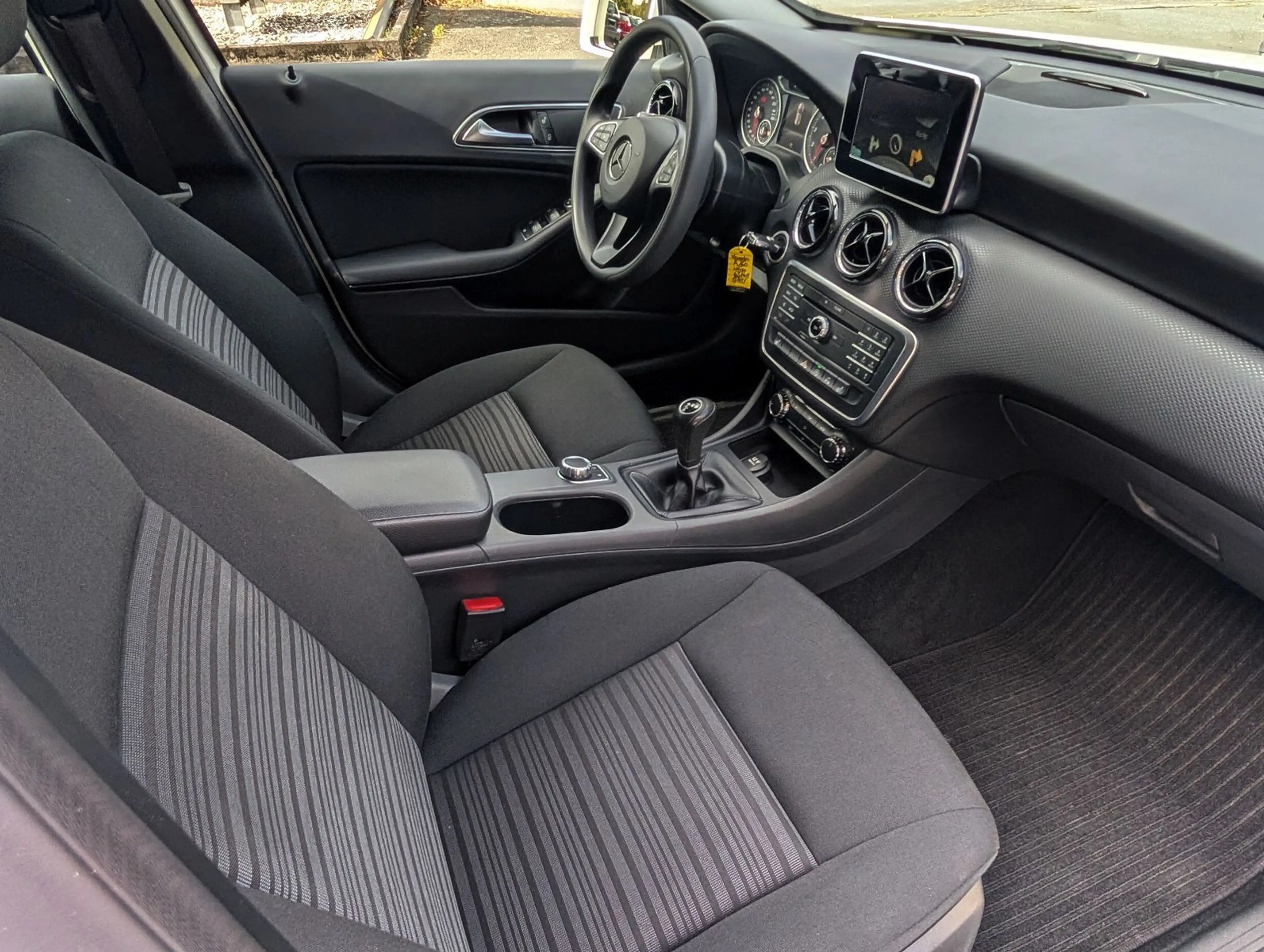 Mercedes-Benz A 160 STYLE 2017 nur63tKM Navi Sitzhei PDC Alu17 — photo 9