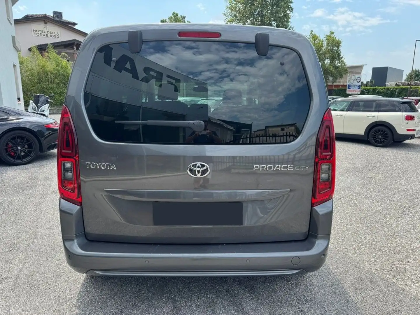 Toyota Proace City 1.5D 100 CV S&S Short D Luxury Grigio - 2