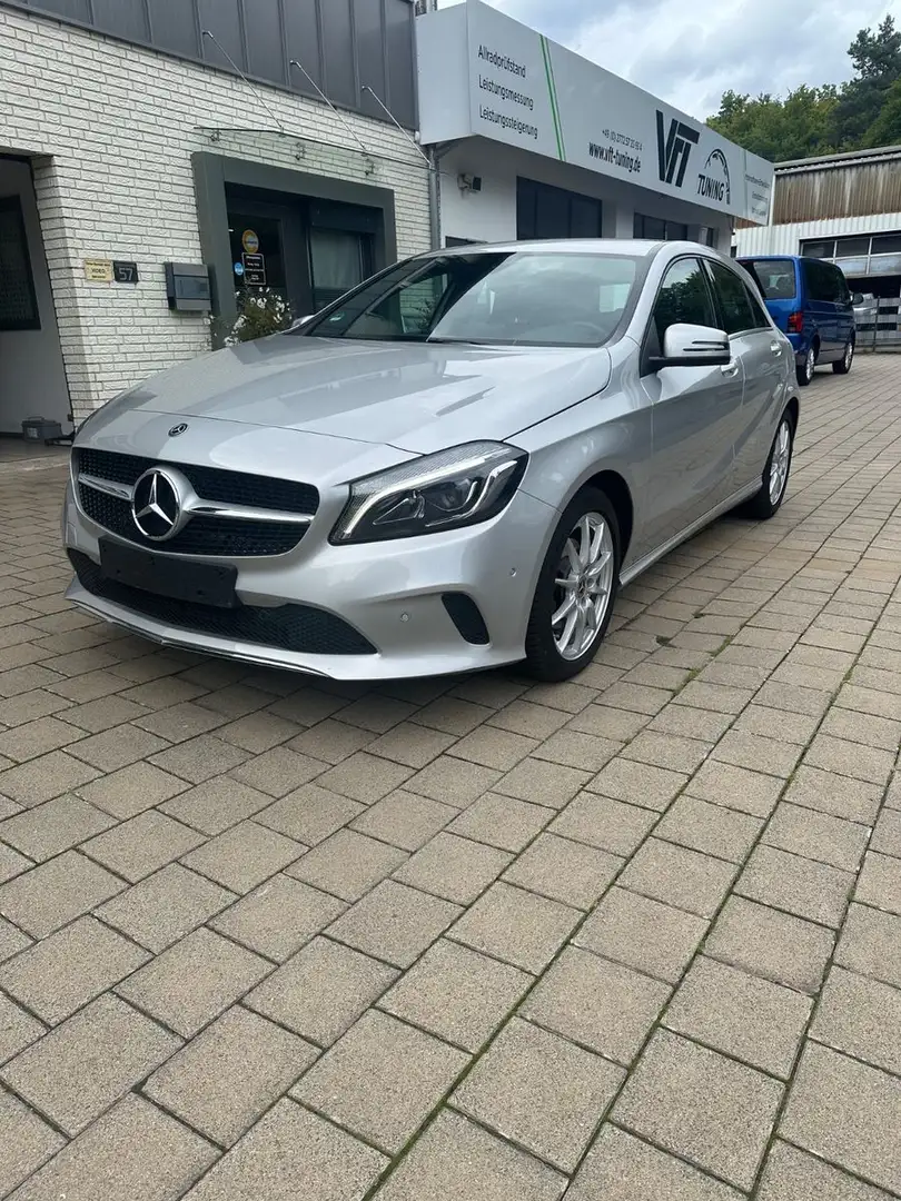 Mercedes-Benz A 180 Sitzhz./Leder/Tempomat/PDC Silber - 1