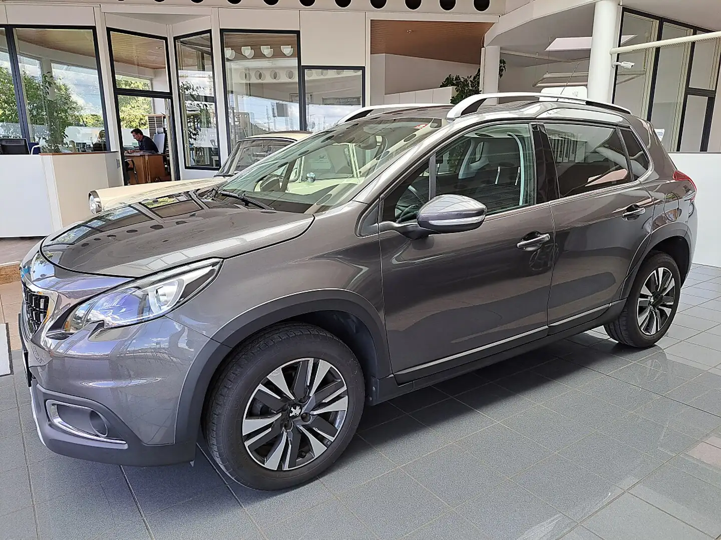 Peugeot 2008 1,2 PureTech 110 S&S Aut. Allure Grau - 2