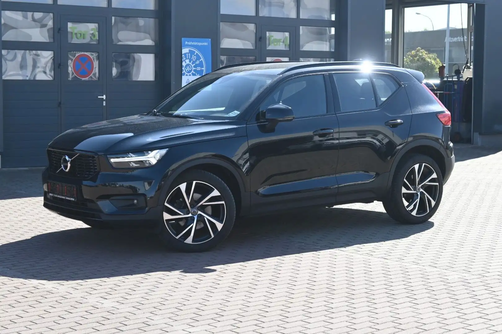 Volvo XC40 B4 R-Design*LED*STHZ*CAM*QI*BLIS*H&K Zwart - 1
