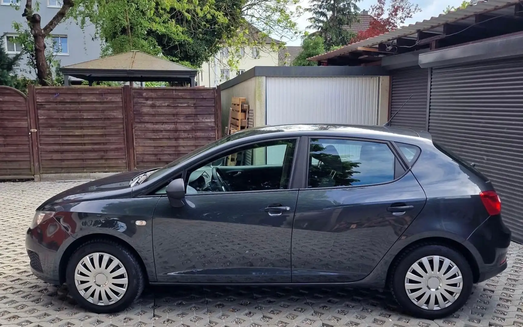 SEAT Ibiza 1.2 12V Reference Grau - 2