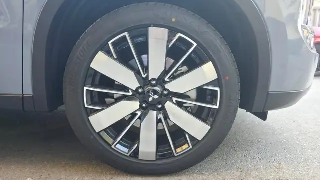 Mitsubishi Outlander view 8