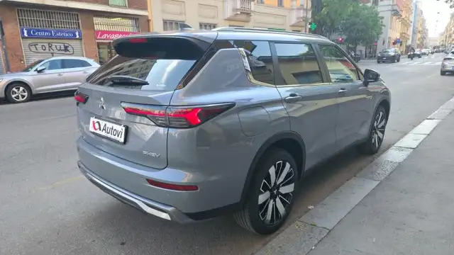 Mitsubishi Outlander view 5