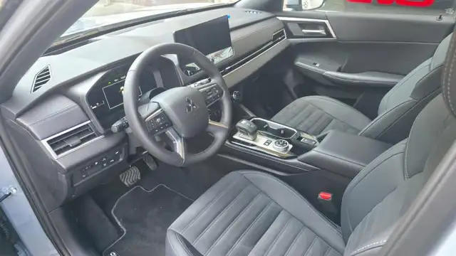 Mitsubishi Outlander view 14