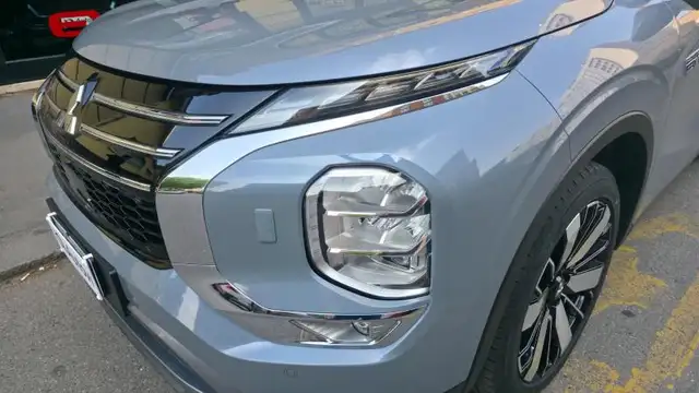 Mitsubishi Outlander view 9