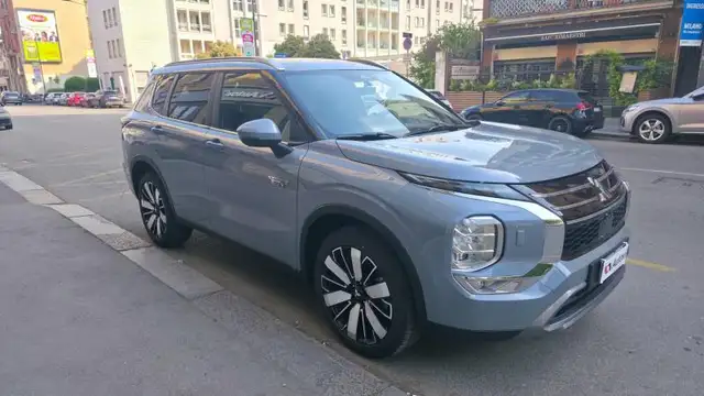 Mitsubishi Outlander view 3