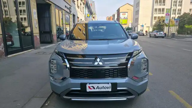 Mitsubishi Outlander view 2