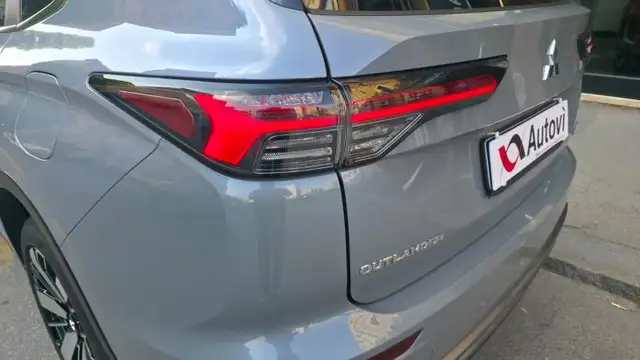 Mitsubishi Outlander view 10