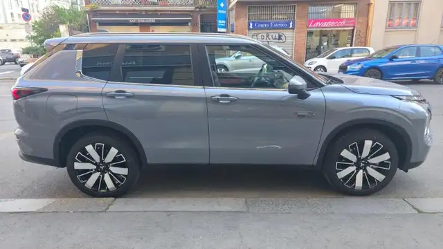 Mitsubishi Outlander view 4