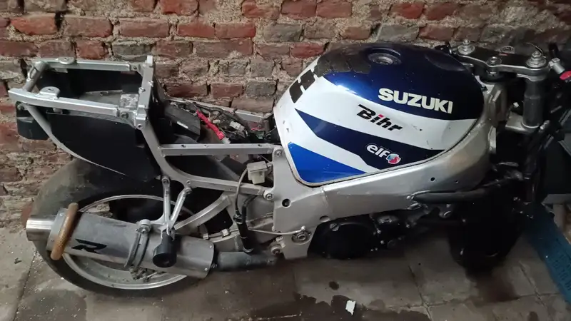 Suzuki GSX-R 750 - foto 2