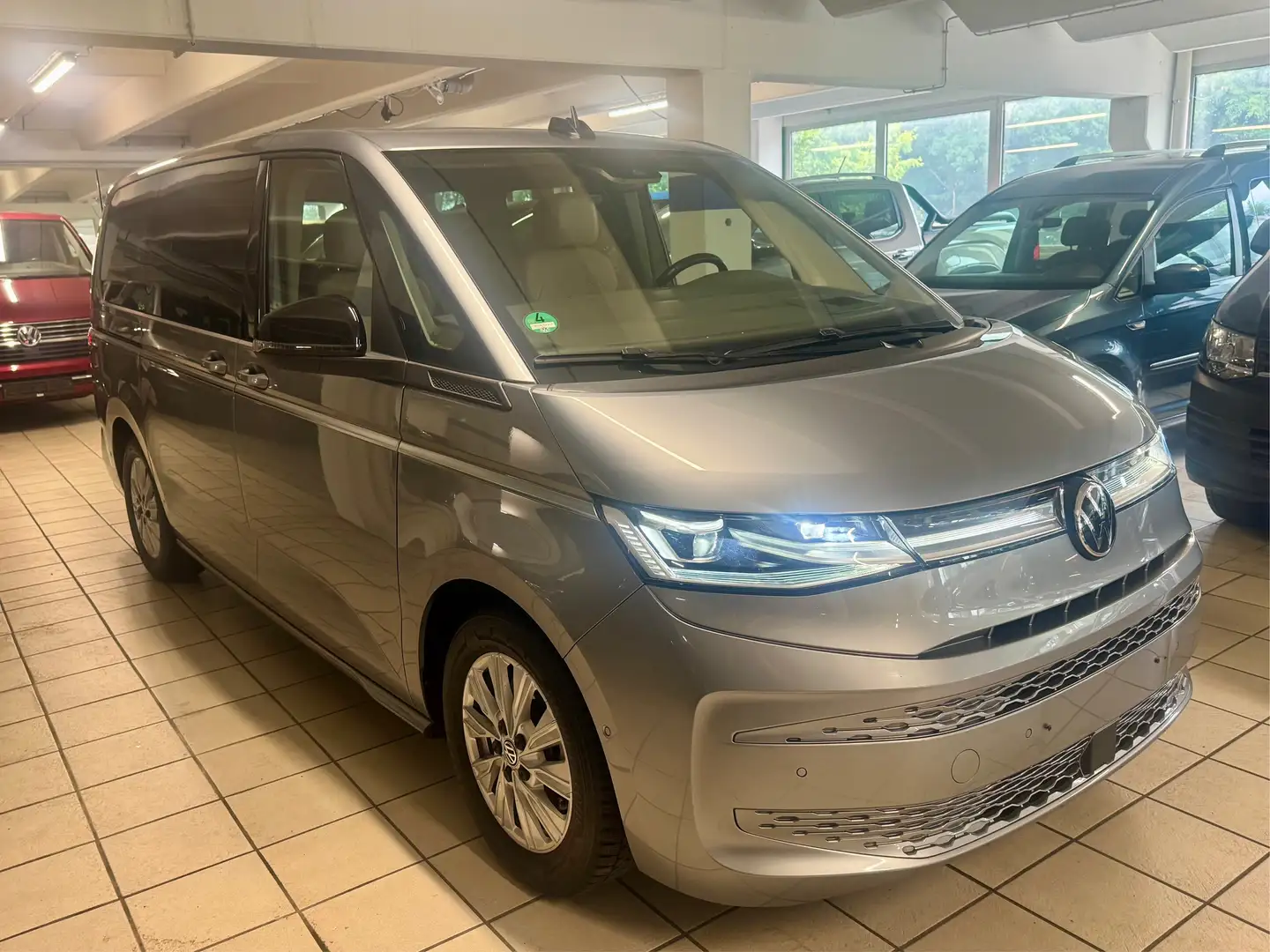 Volkswagen T7 Multivan 2.0 TDI Style lang Head up, AHK, Matrix-LED Argent - 1