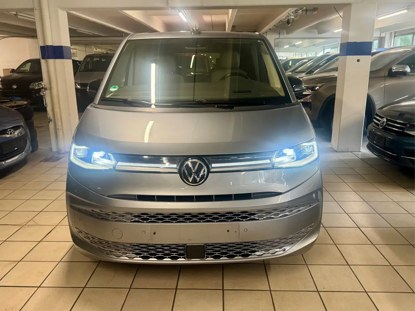 Volkswagen T7 Multivan 2.0 TDI Style lang Head up, AHK, Matrix-LED Argent - 2