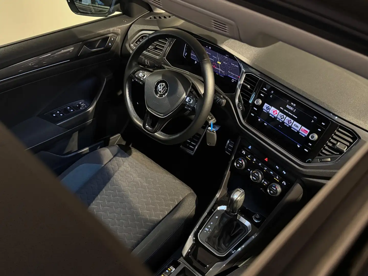 Volkswagen T-Roc 1.5 TSI Sport 150 PK IQ.DRIVE |PANO|VIRTUAL|CAMERA Grau - 2