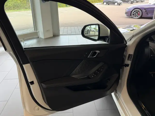 BMW 1 Series view 6