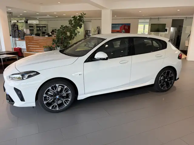 BMW 1 Series view 3