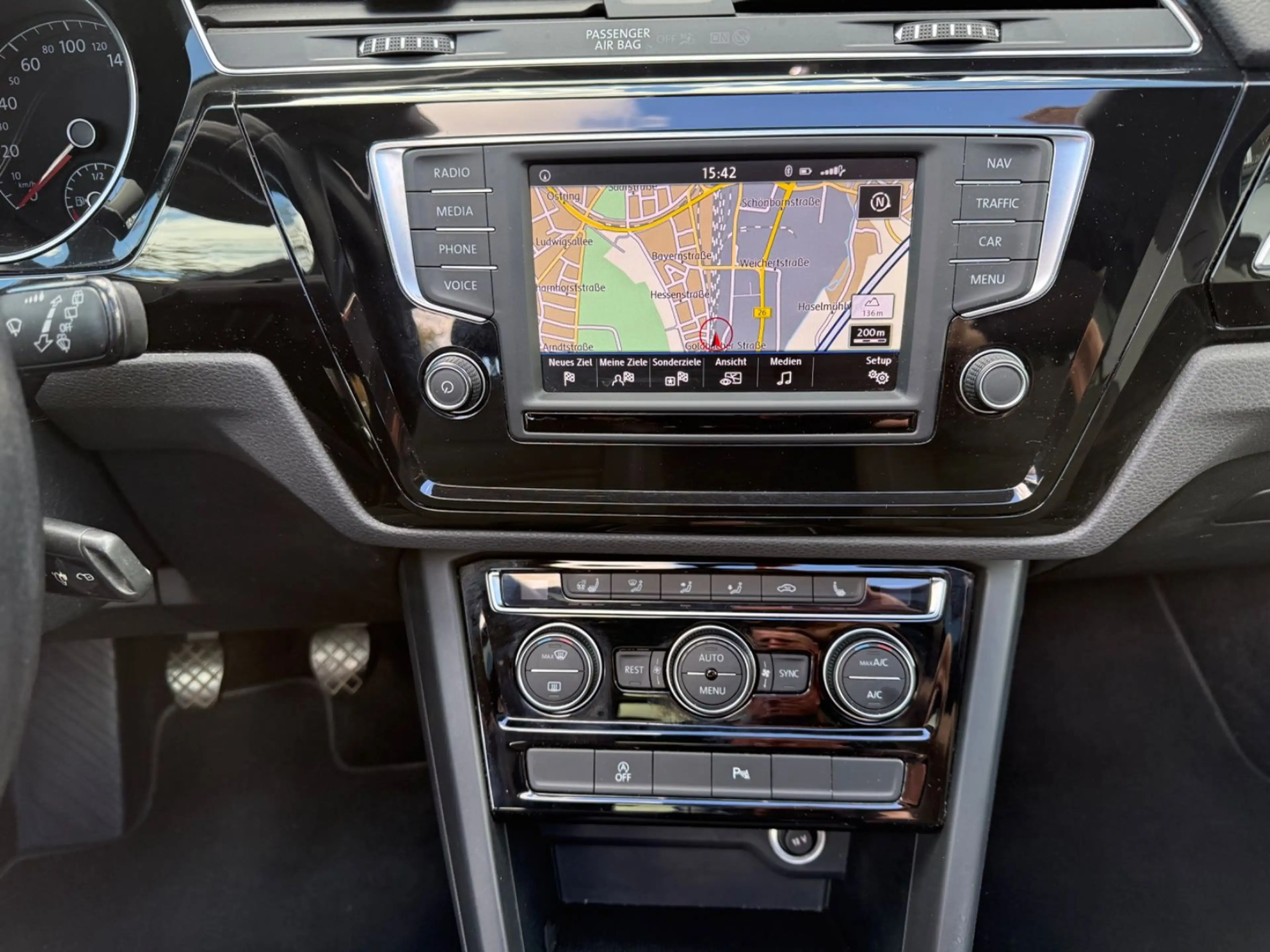 Volkswagen Touran Comfortline BMT/ACC/Pano./Navi / 1 Hand — photo 10