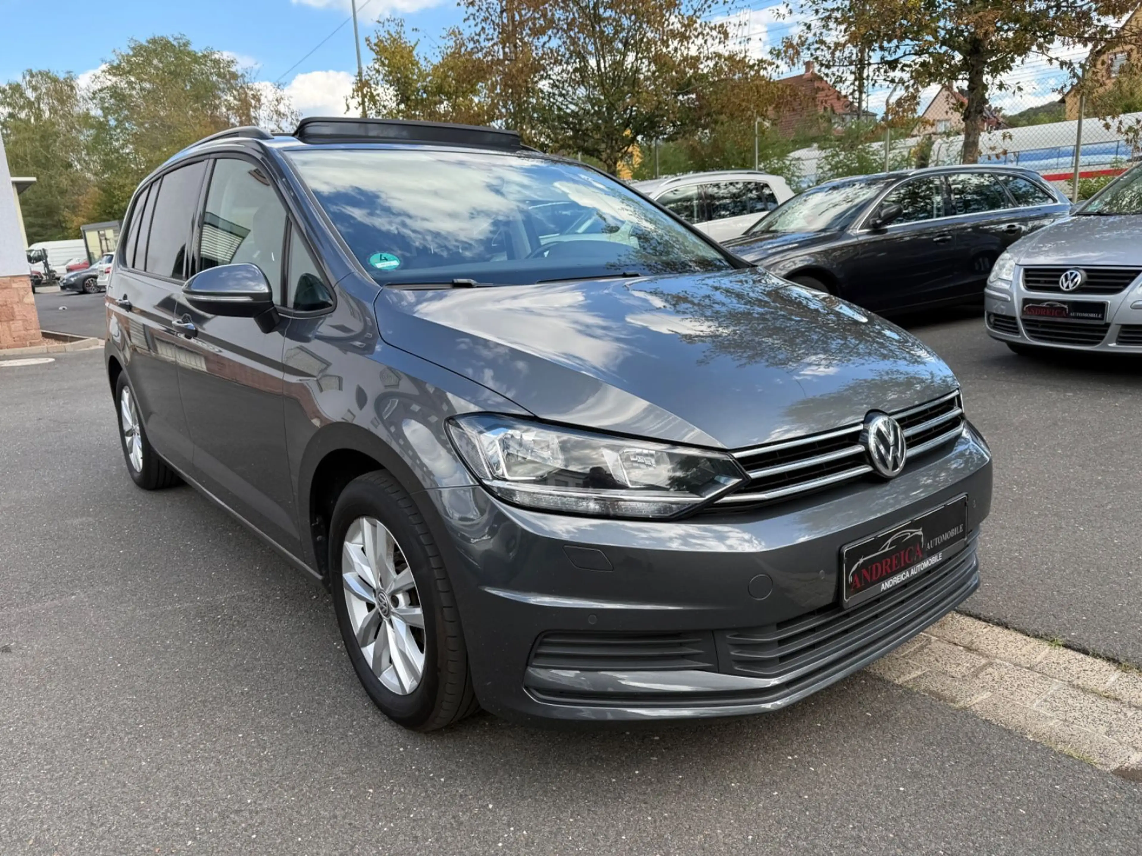 Volkswagen Touran Comfortline BMT/ACC/Pano./Navi / 1 Hand