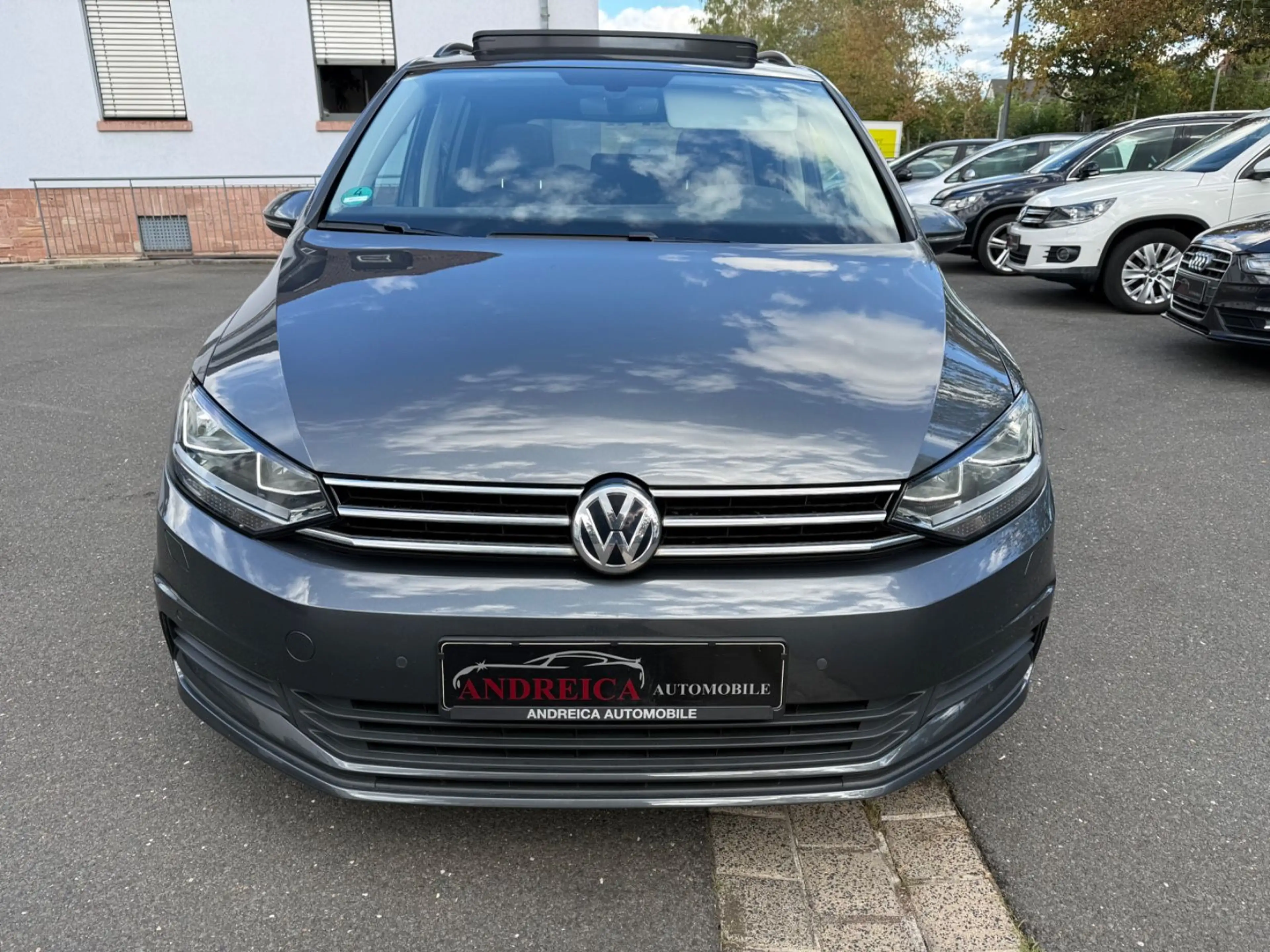 Volkswagen Touran Comfortline BMT/ACC/Pano./Navi / 1 Hand — photo 3