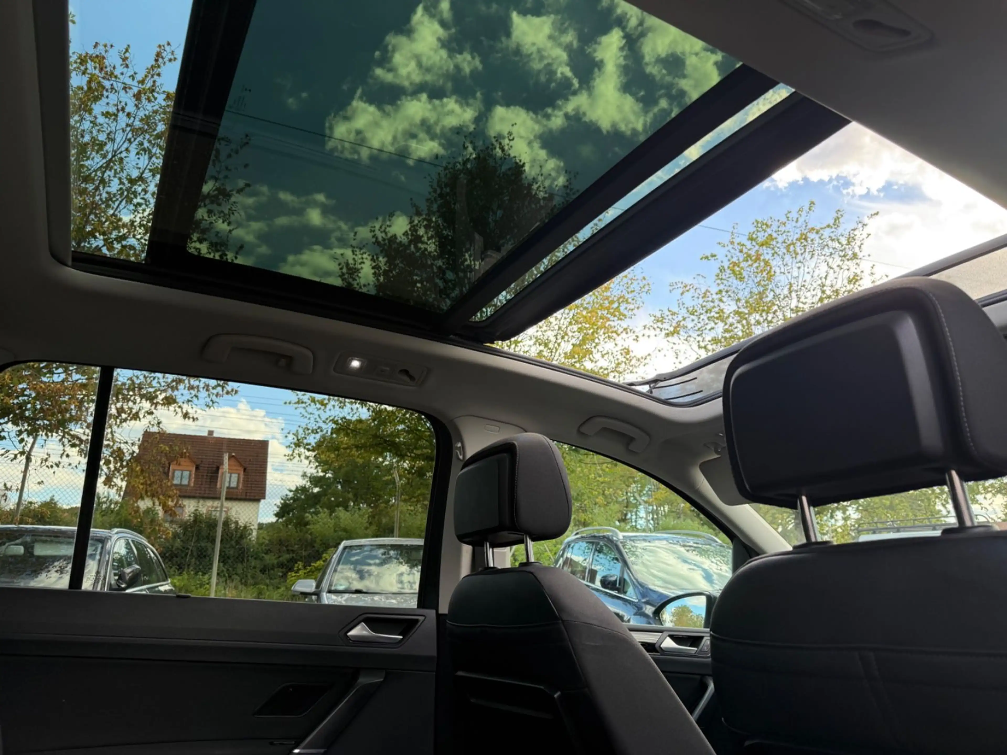 Volkswagen Touran Comfortline BMT/ACC/Pano./Navi / 1 Hand — photo 14