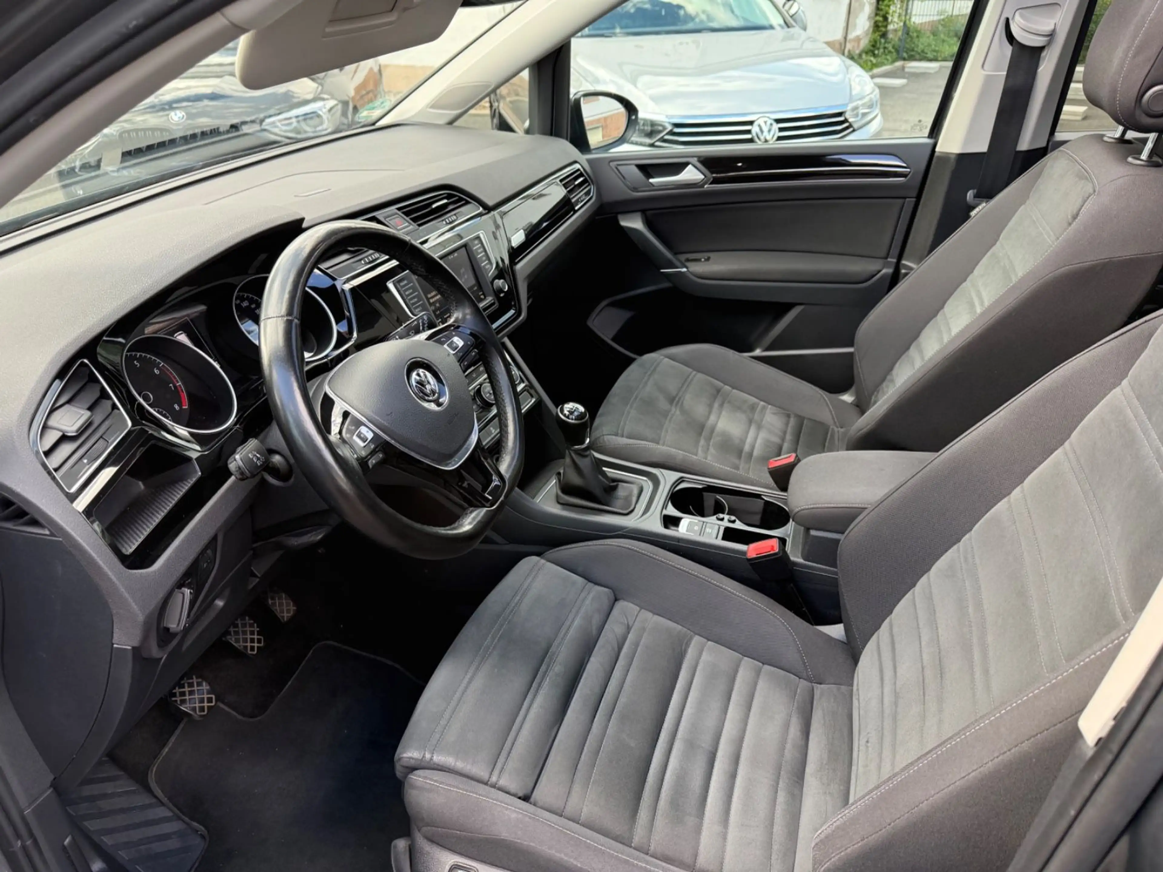 Volkswagen Touran Comfortline BMT/ACC/Pano./Navi / 1 Hand — photo 9
