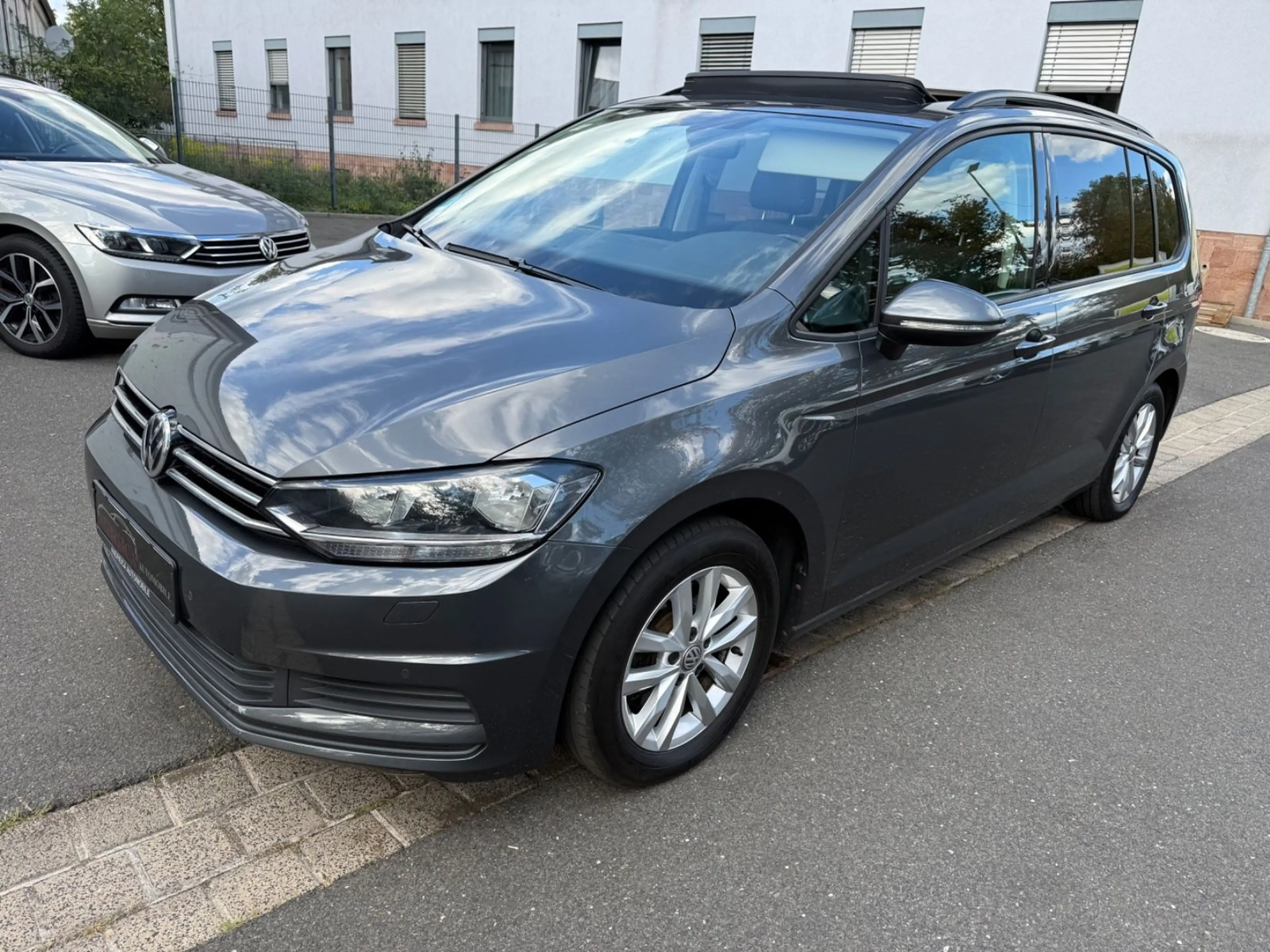 Volkswagen Touran Comfortline BMT/ACC/Pano./Navi / 1 Hand — photo 2