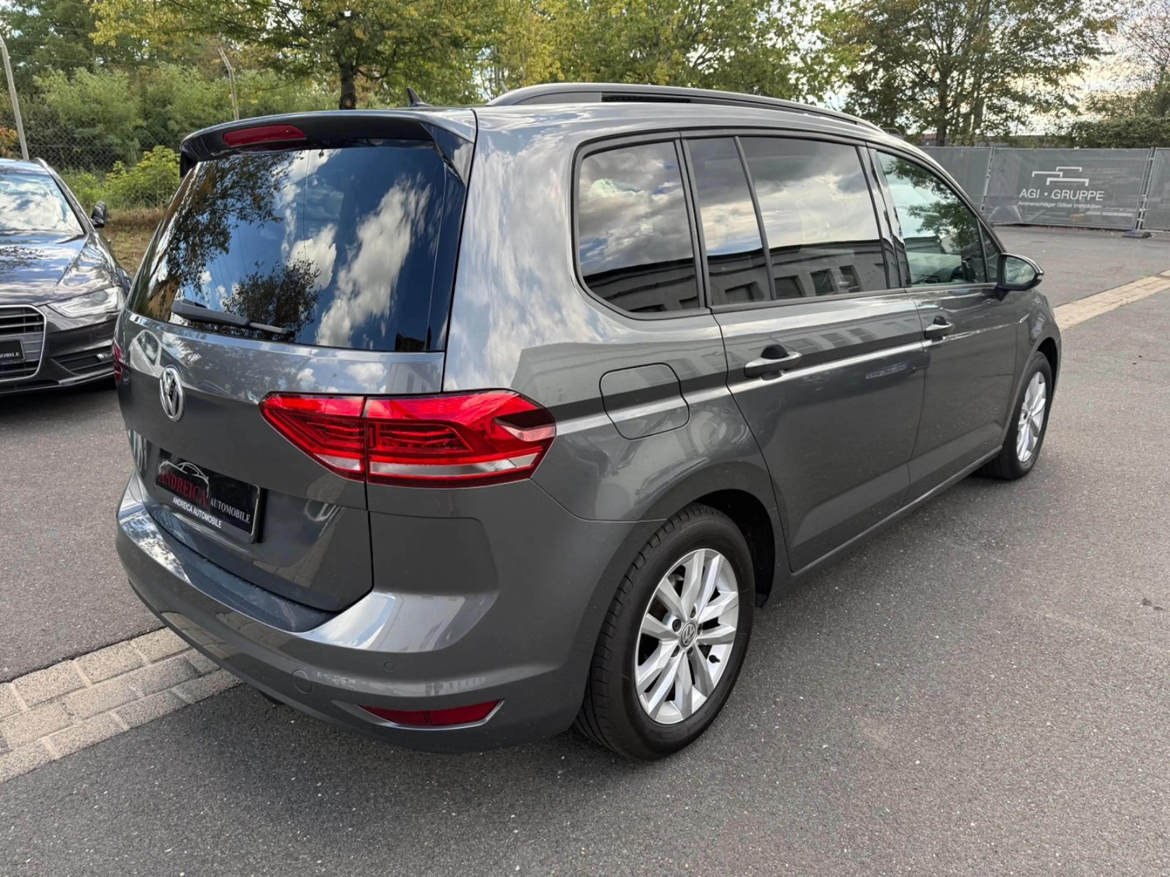 Volkswagen Touran Comfortline BMT/ACC/Pano./Navi / 1 Hand — photo 6