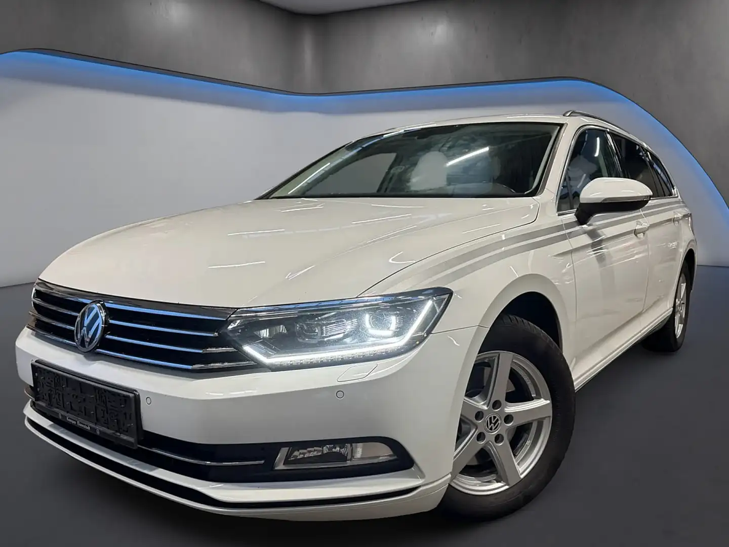 Volkswagen Passat Variant Comfortline 2,0 TDI SCR DSG*LED*AHK*Sitzh.*Kamera* Weiß - 1