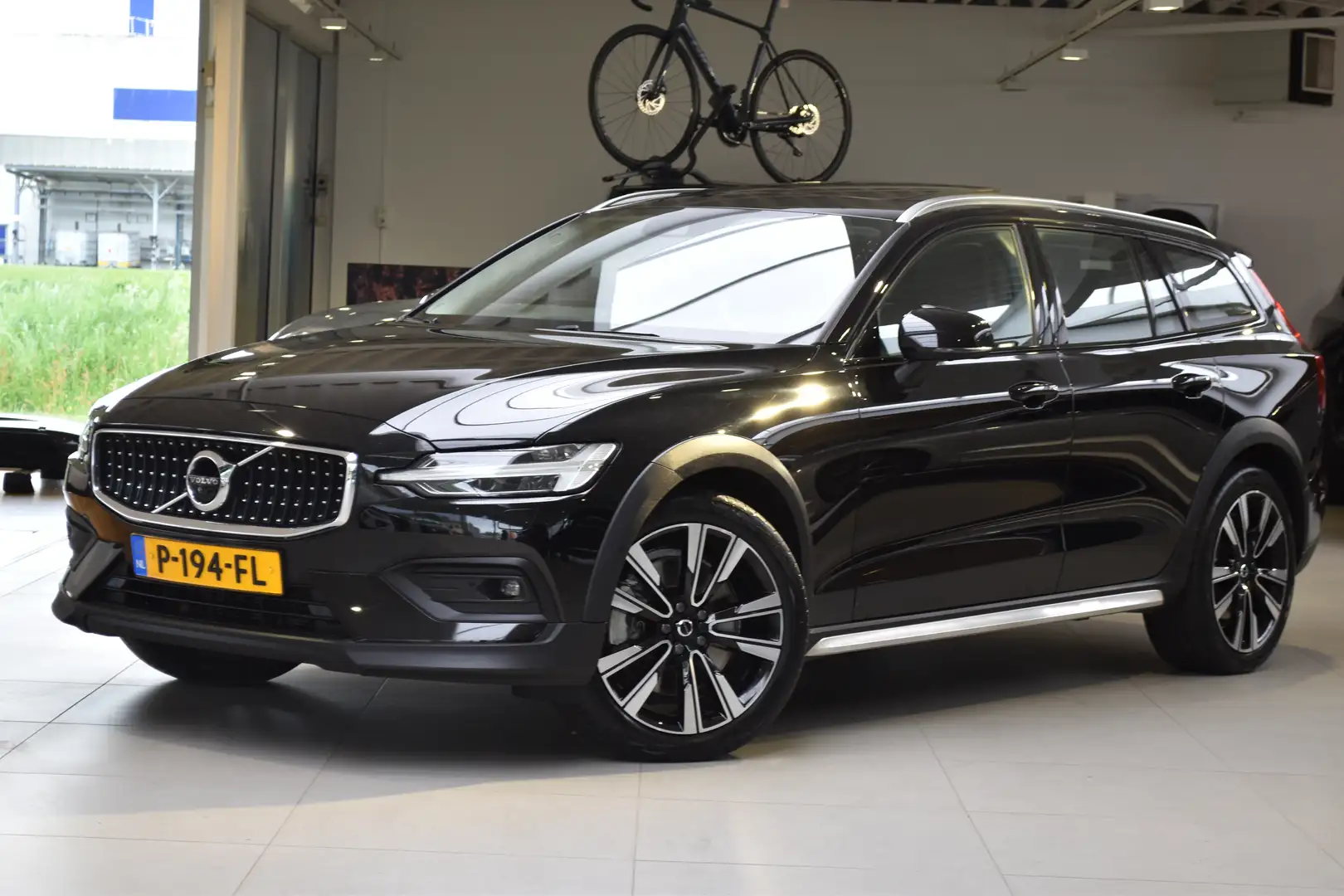 Volvo V60 Cross Country B5 AWD Pro | Massage | Tr.H | B&W | Panodak | Nw.P Nero - 2