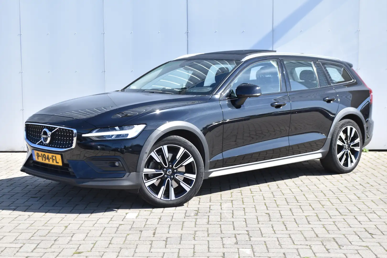 Volvo V60 Cross Country B5 AWD Pro | Massage | Tr.H | B&W | Panodak | Nw.P Nero - 1