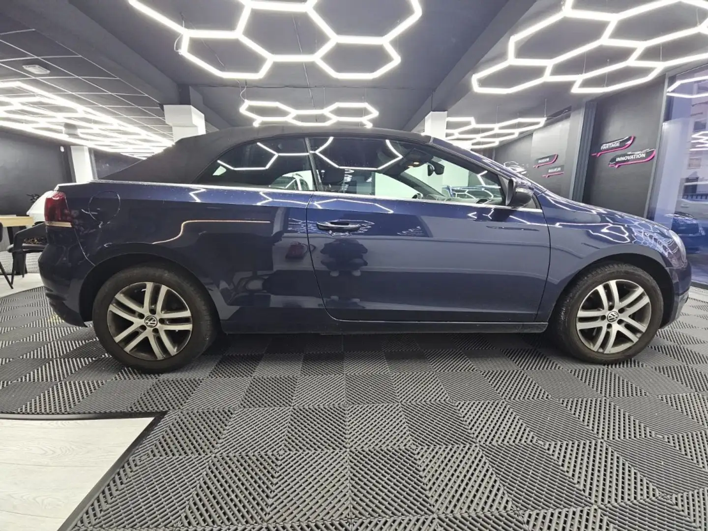 Volkswagen Golf CABRIOLET 1.6 TDI 105 Blau - 2