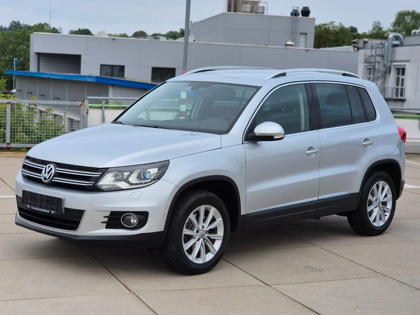Volkswagen Tiguan Sport & Style Bi-Xenon Navi SHZ PDC GRA Silber - 1