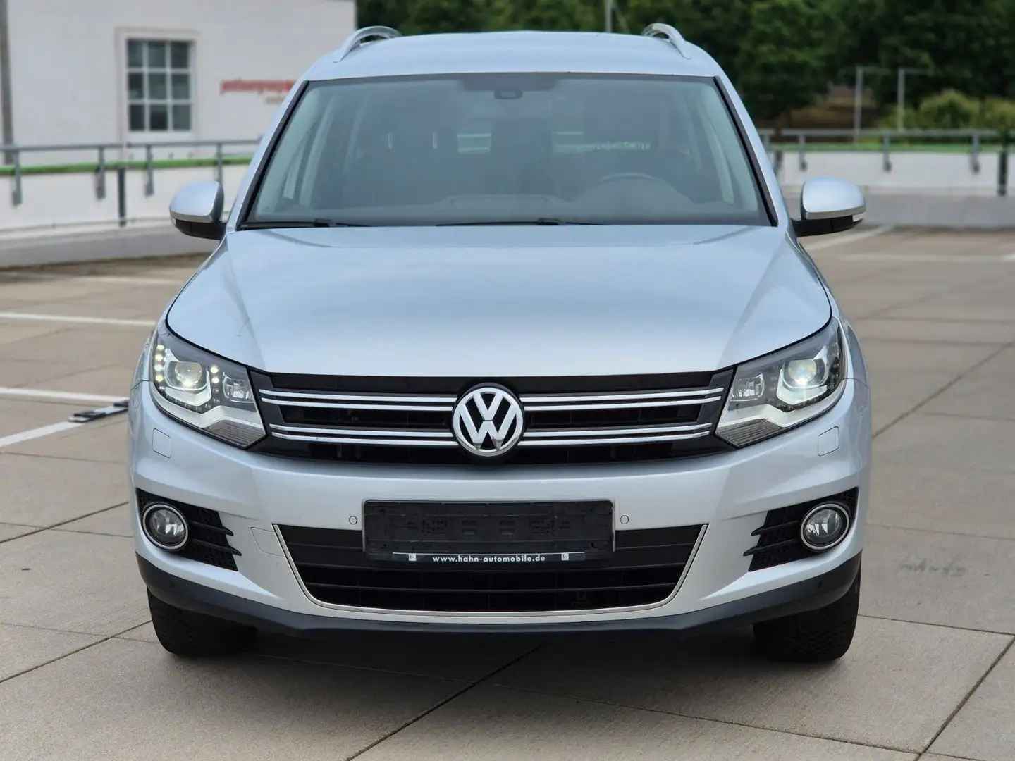 Volkswagen Tiguan Sport & Style Bi-Xenon Navi SHZ PDC GRA Silber - 2