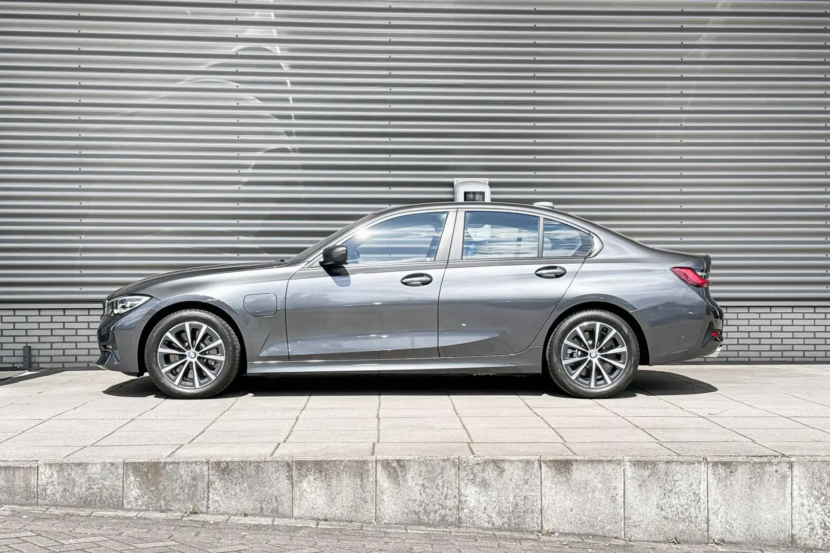 BMW 330 3 Serie Sedan 330e Individual Edition Nappa leder Grigio - 2
