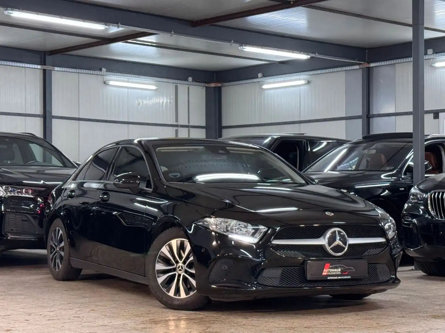 Mercedes-Benz A 180 Lim. KAME*LANE*KLIMA*MBUX*1.HAND Schwarz - 1