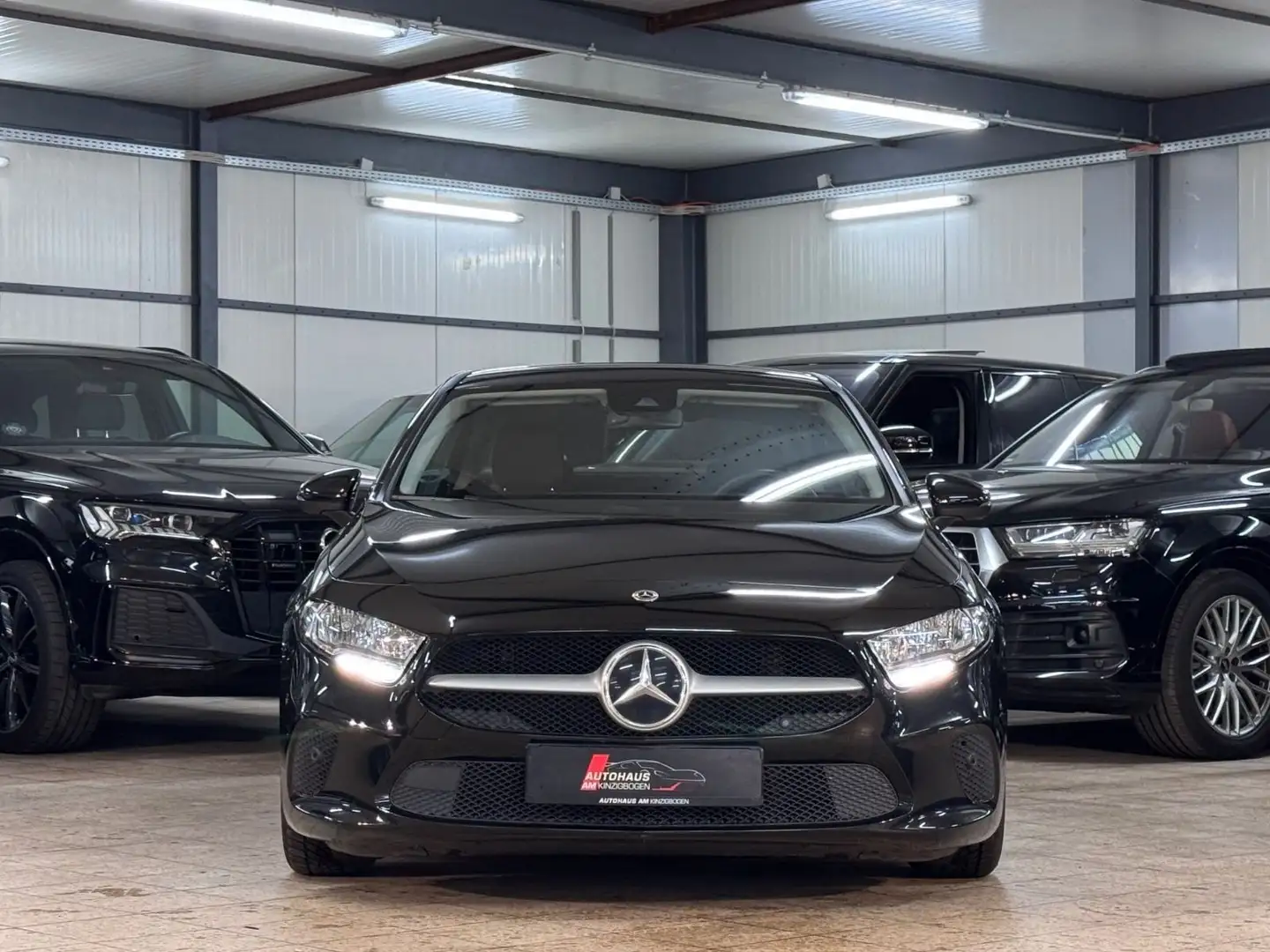 Mercedes-Benz A 180 Lim. KAME*LANE*KLIMA*MBUX*1.HAND Schwarz - 2