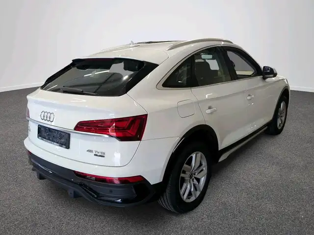 Audi Q5 view 3