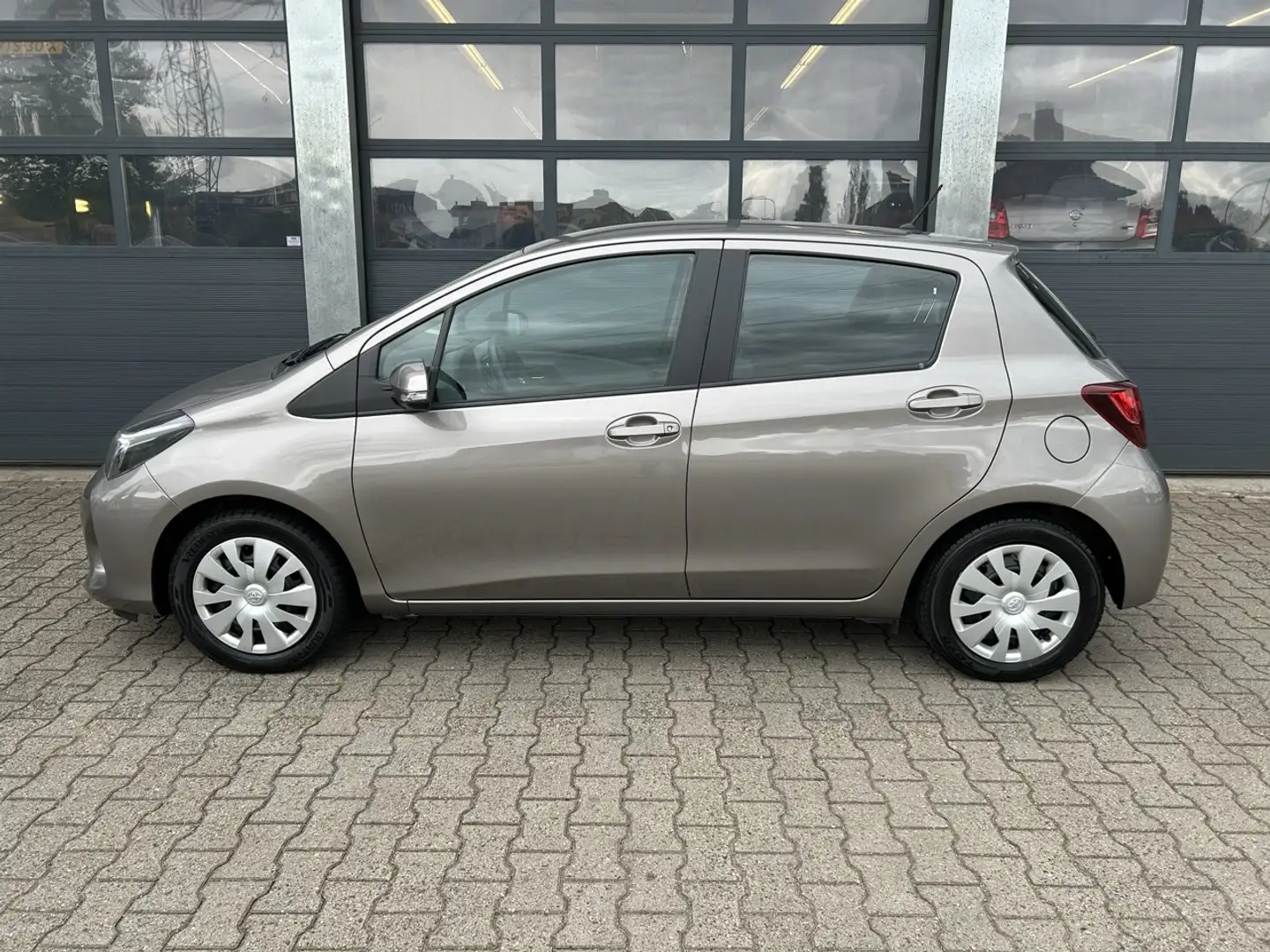Toyota Yaris 1.3 VVT-i 99pk 5-drs Automaat Aspiration Beige - 2