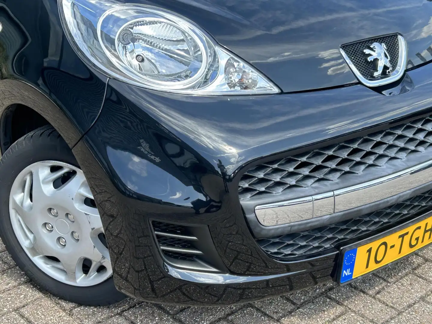Peugeot 107 1.0-12V Black & Silver BJ’12 NAP NL Dealer onderh Zwart - 2