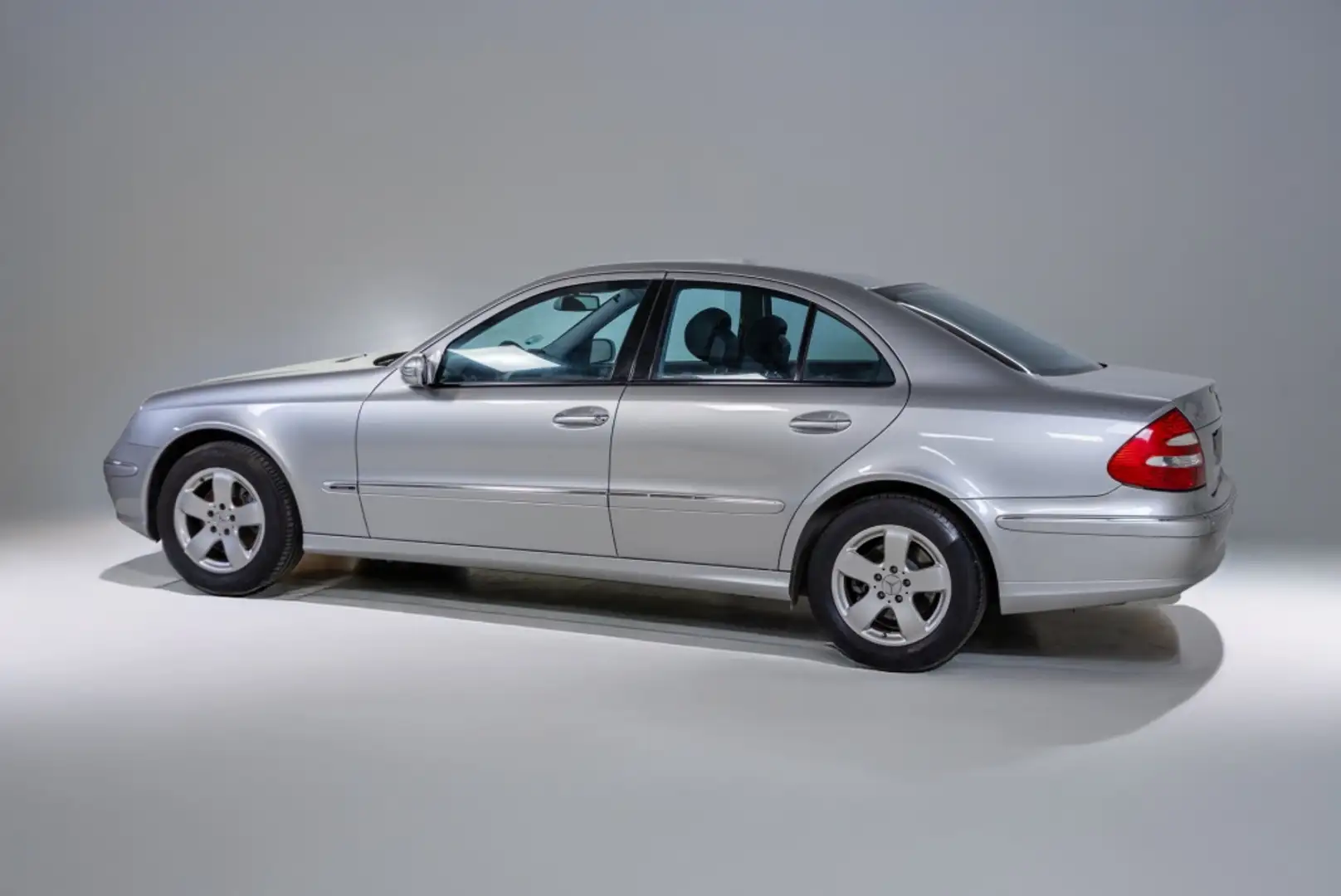 Mercedes-Benz E 280 4M Avantgarde Aut. Plateado - 2