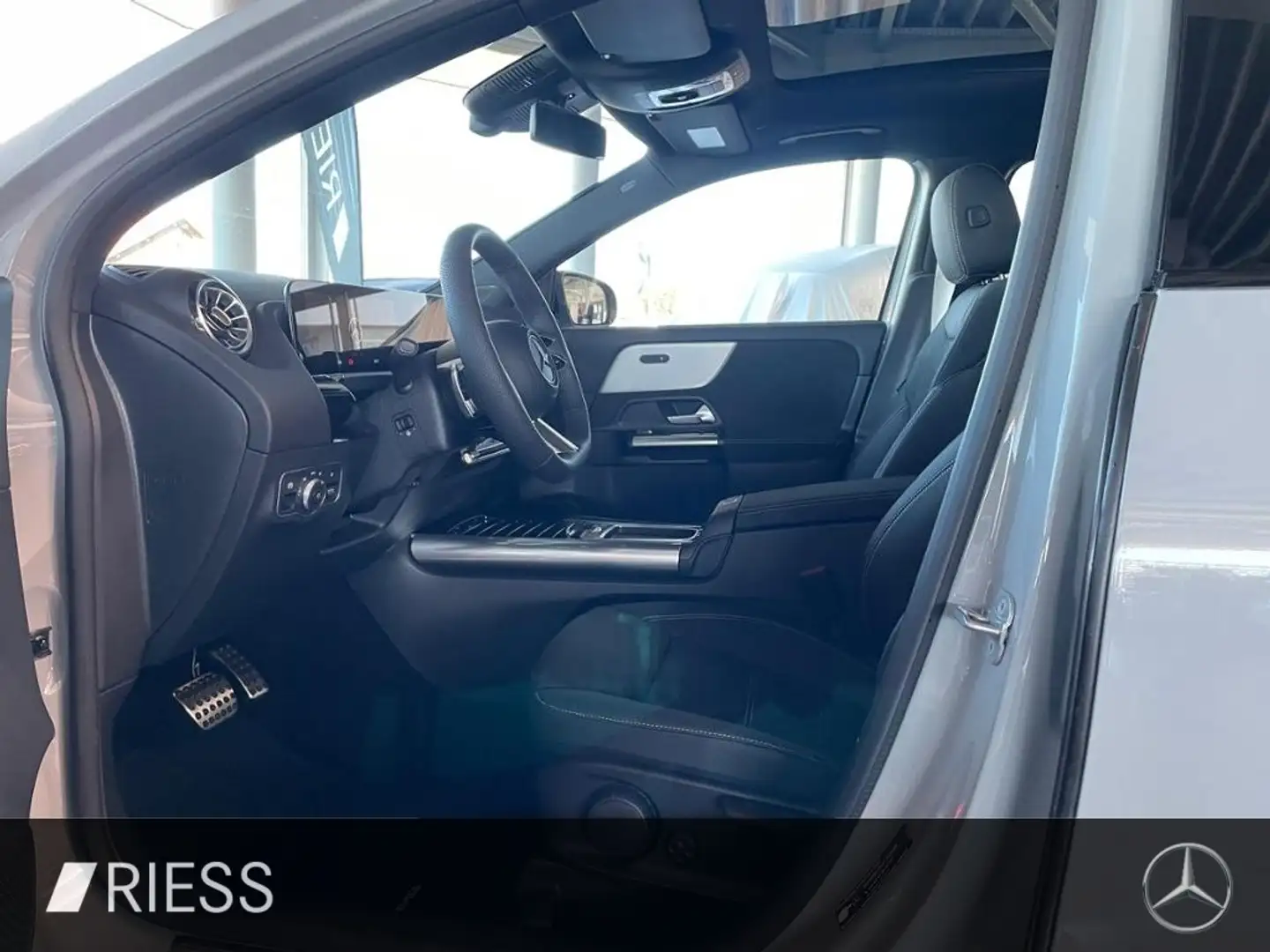 Mercedes-Benz GLA 180 AMG+AHK+PANO+MULTIBEAM+DISTRONIC+KAMERA+ Grijs - 2