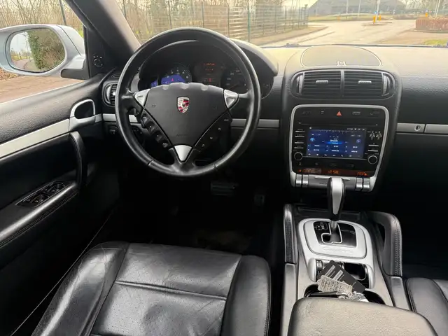 Porsche Cayenne view 15