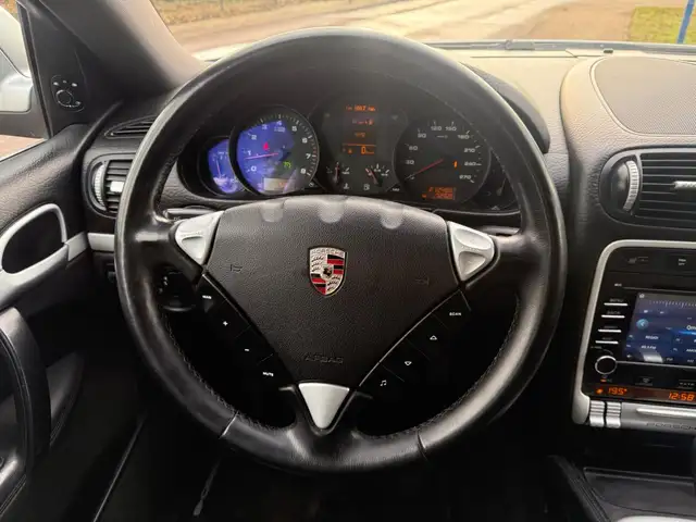 Porsche Cayenne view 16